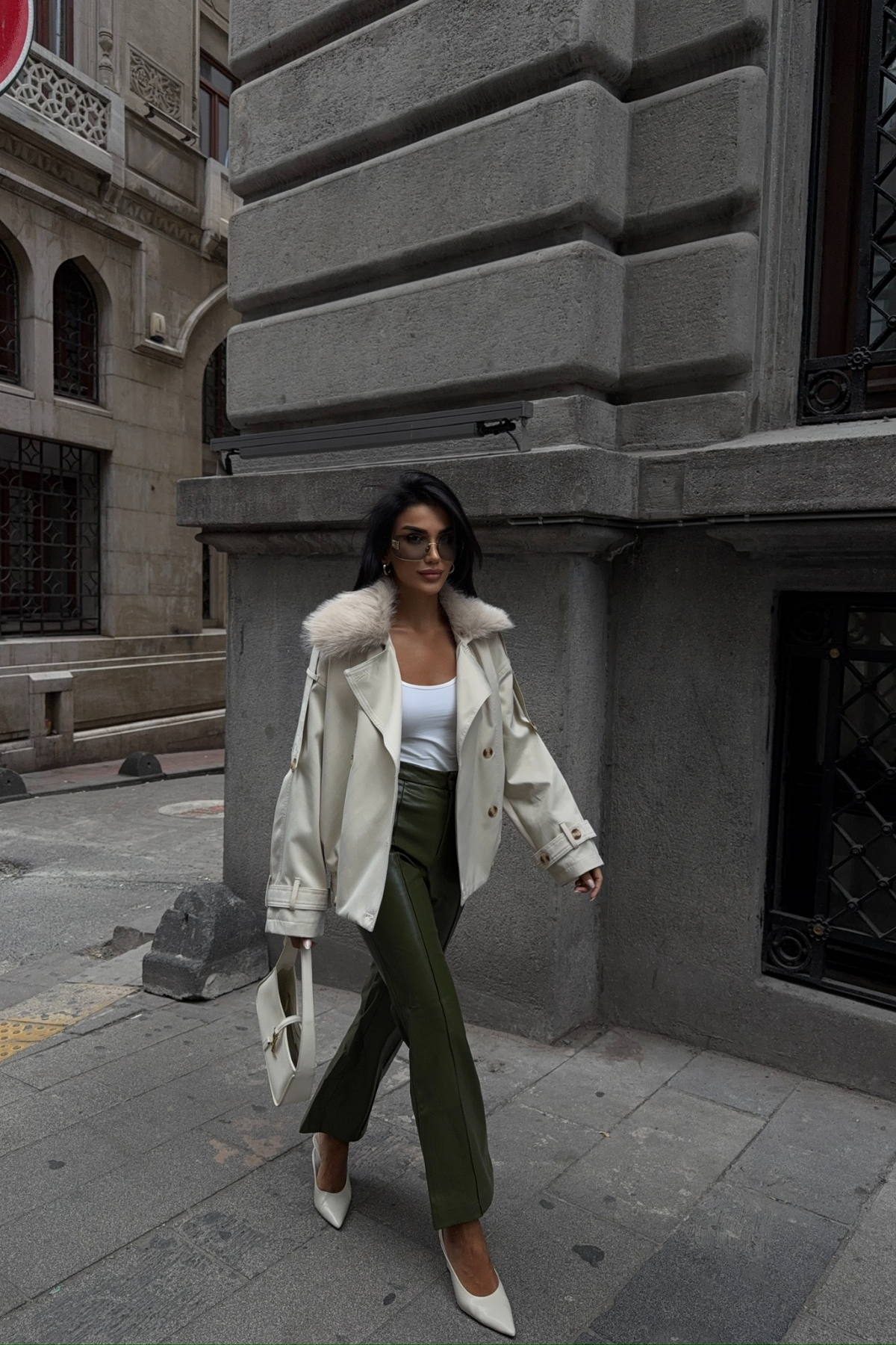 YAKASI KÜRKLÜ KISA TRENCH - Taş