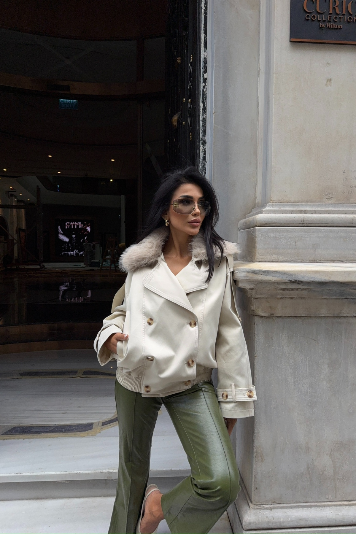 YAKASI KÜRKLÜ KISA TRENCH - Taş