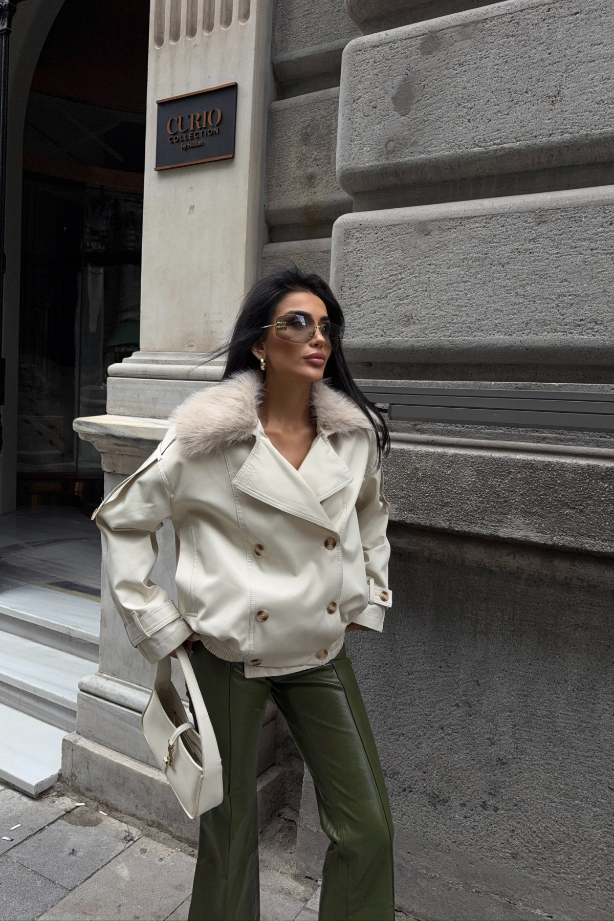 YAKASI KÜRKLÜ KISA TRENCH - Taş