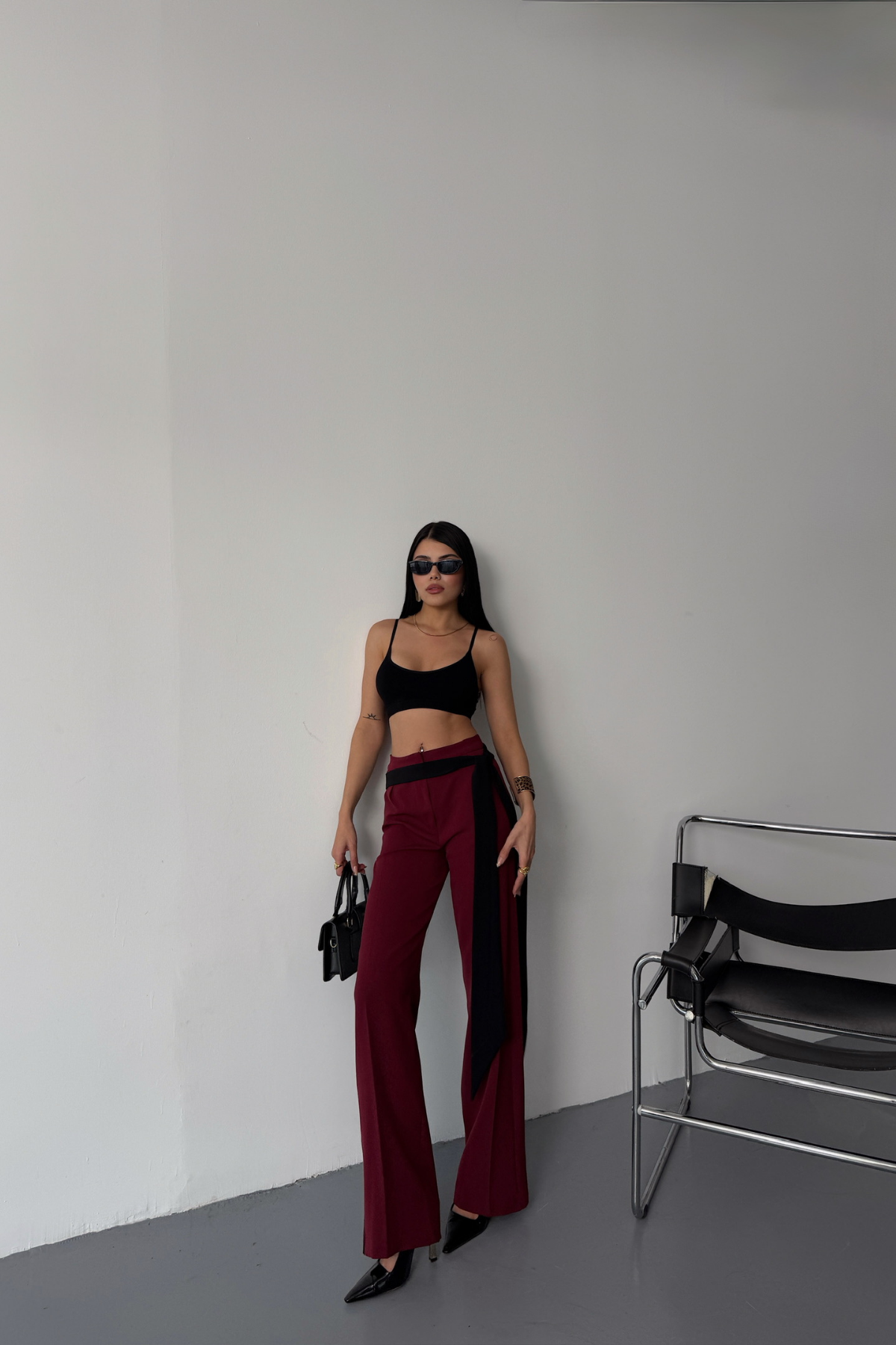 YAN ŞERİT VE KUŞAK DETAYLI TASARIM PANTOLON - Bordo