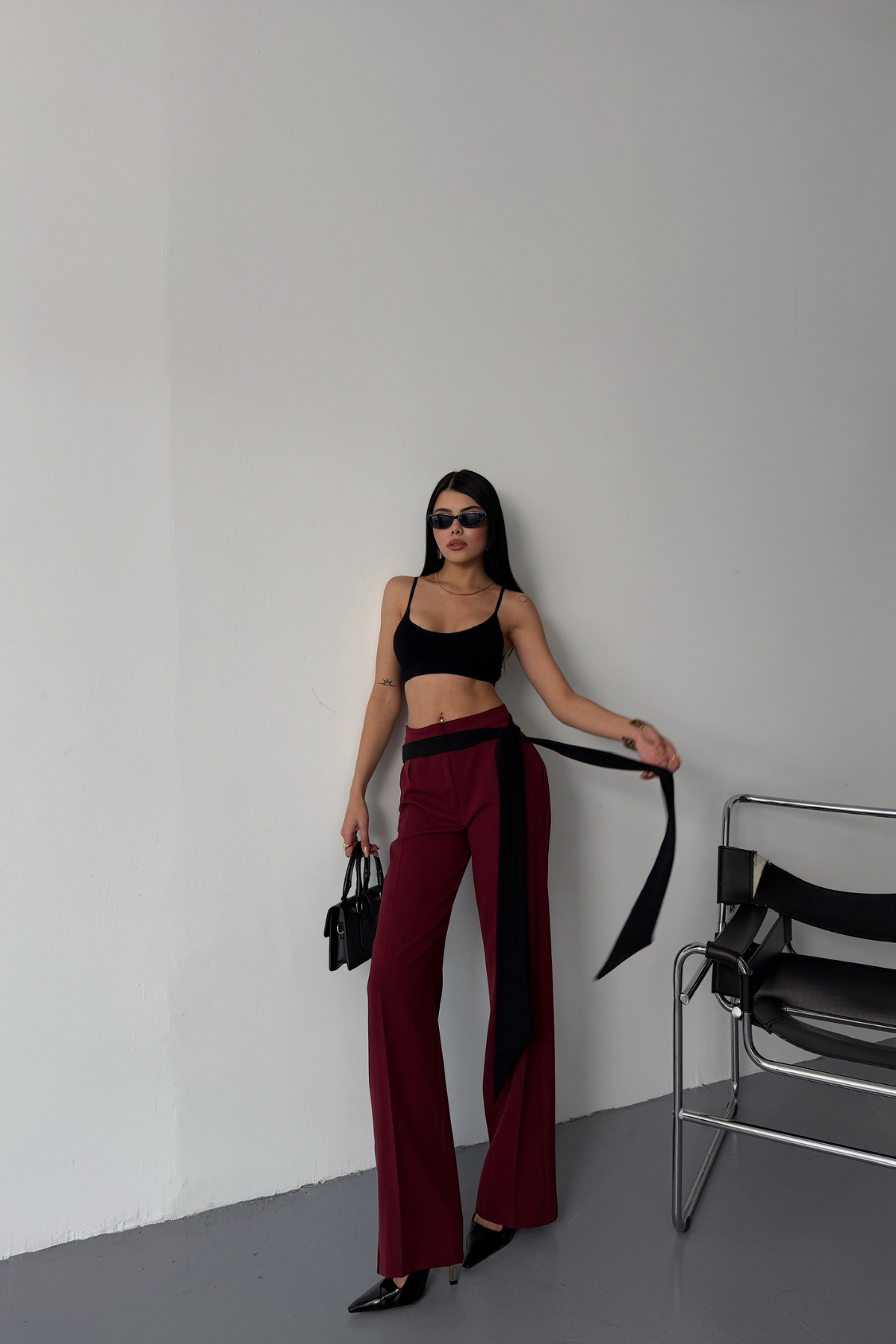 YAN ŞERİT VE KUŞAK DETAYLI TASARIM PANTOLON - Bordo