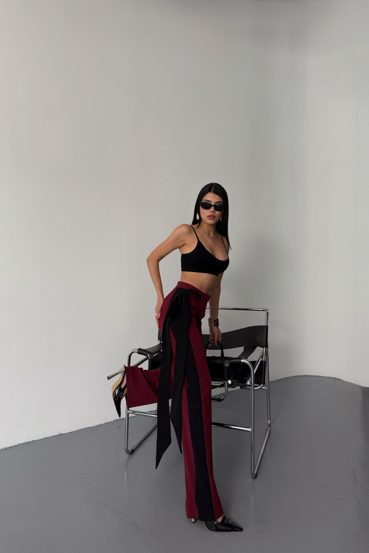 YAN ŞERİT VE KUŞAK DETAYLI TASARIM PANTOLON - Bordo