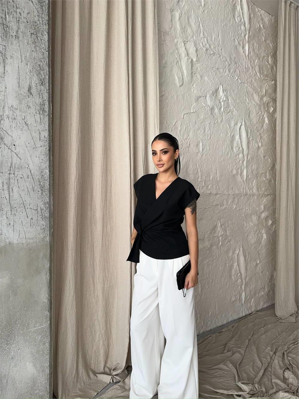 YANDAN BAĞLAMA DETAYLI KOLSUZ BLUZ - Siyah